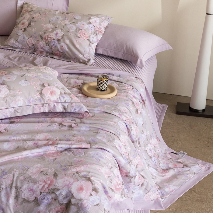 91家纺网 家纺一手货源 找家纺 立奥被业 2026新品冰丝棉夏被四件套竹节纱夏被四件套 风语花序-紫
