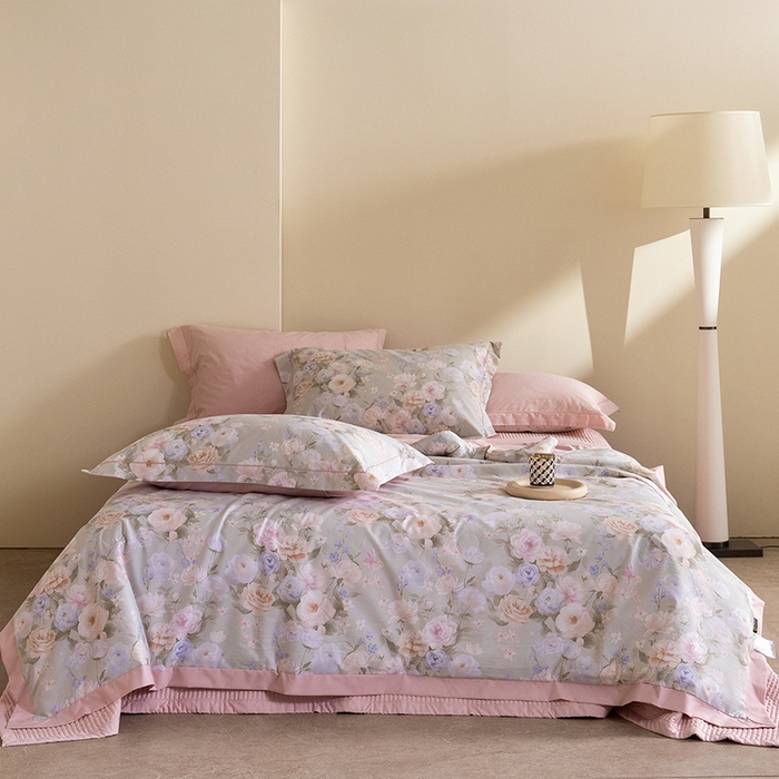 91家纺网 家纺一手货源 找家纺 立奥被业 2026新品冰丝棉夏被四件套竹节纱夏被四件套 风语花絮-粉