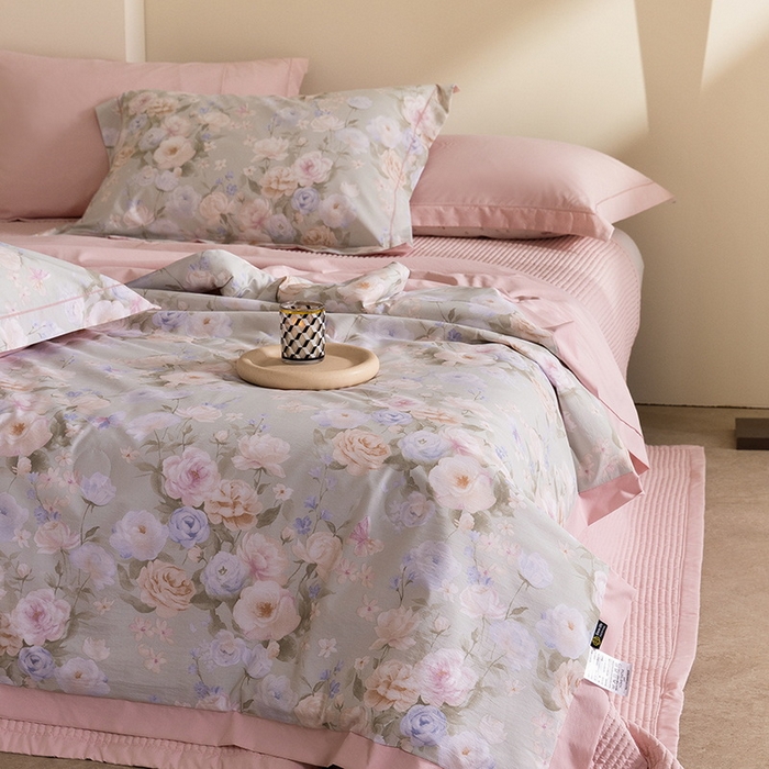 91家纺网 家纺一手货源 找家纺 立奥被业 2026新品冰丝棉夏被四件套竹节纱夏被四件套 风语花絮-粉