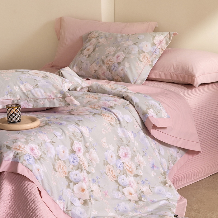 91家纺网 家纺一手货源 找家纺 立奥被业 2026新品冰丝棉夏被四件套竹节纱夏被四件套 风语花絮-粉