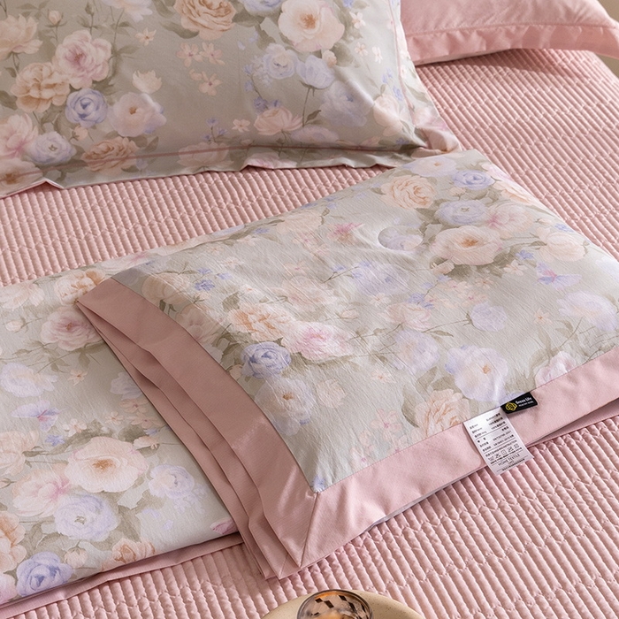 91家纺网 家纺一手货源 找家纺 立奥被业 2026新品冰丝棉夏被四件套竹节纱夏被四件套 风语花絮-粉