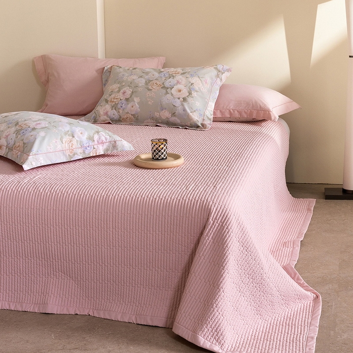 91家纺网 家纺一手货源 找家纺 立奥被业 2026新品冰丝棉夏被四件套竹节纱夏被四件套 风语花絮-粉