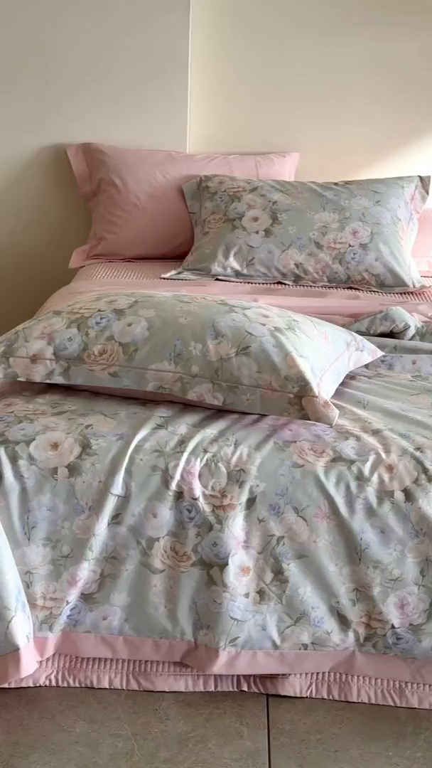 91家纺网 家纺一手货源 找家纺 立奥被业 2026新品冰丝棉夏被四件套竹节纱夏被四件套 风语花絮-粉
