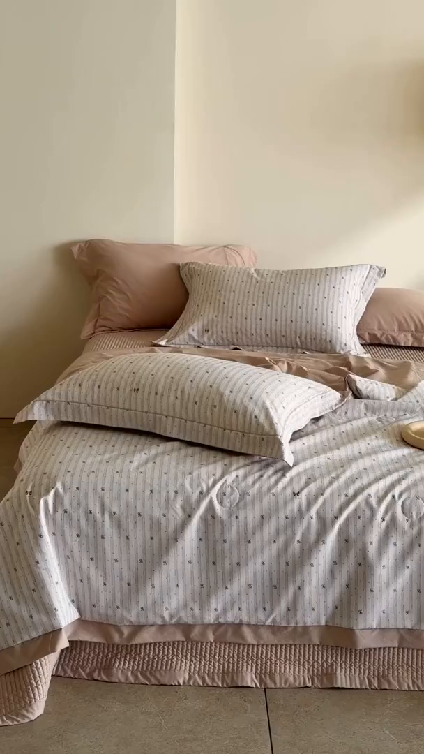 91家纺网 家纺一手货源 找家纺 立奥被业 2026新品冰丝棉夏被四件套竹节纱夏被四件套 结梦浮点-咖