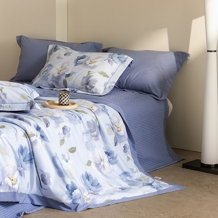 91家纺网 家纺一手货源 找家纺 立奥被业 2026新品冰丝棉夏被四件套竹节纱夏被四件套 静谧花园-蓝