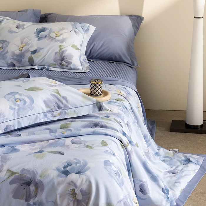 91家纺网 家纺一手货源 找家纺 立奥被业 2026新品冰丝棉夏被四件套竹节纱夏被四件套 静谧花园-蓝