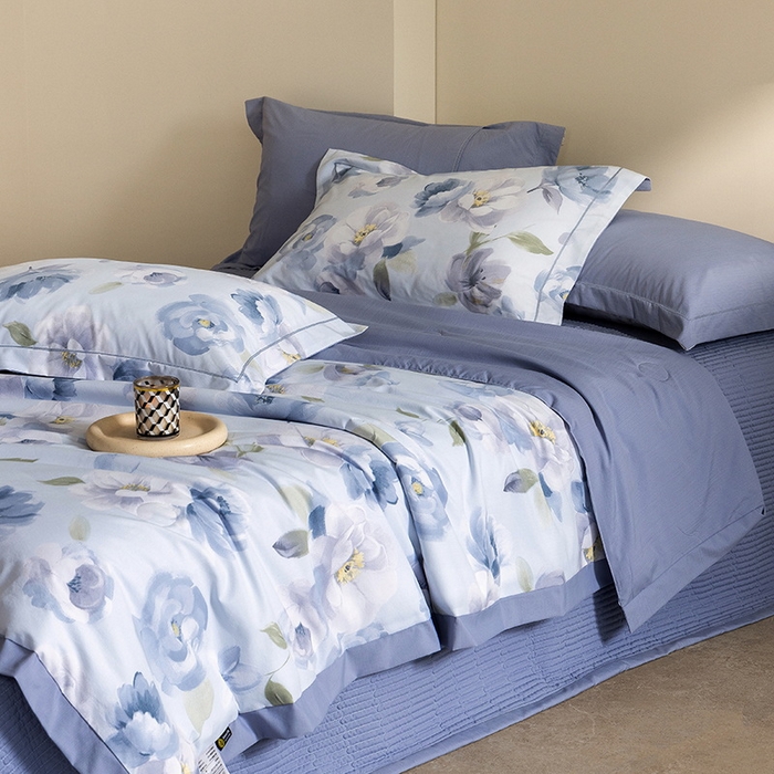 91家纺网 家纺一手货源 找家纺 立奥被业 2026新品冰丝棉夏被四件套竹节纱夏被四件套 静谧花园-蓝