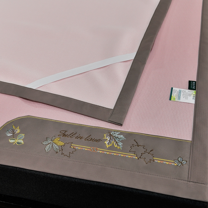 91家纺网 家纺一手货源 找家纺 小牛席业 2026新款小千鸟格枫叶款轻奢风抗菌席凉席藤席冰藤席冰丝席草席竹席乳胶席凉感豆豆席 小千鸟格-枫叶抗菌席（粉色）