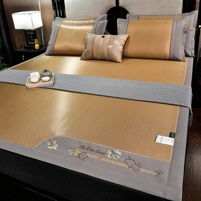 91家纺网 家纺一手货源 找家纺 小牛席业 2026新款小千鸟格枫叶款轻奢风抗菌席凉席藤席冰藤席冰丝席草席竹席乳胶席凉感豆豆席 小千鸟格-枫叶抗菌席（咖色）