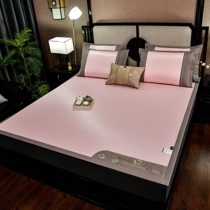 91家纺网 家纺一手货源 找家纺 小牛席业 2026新款小千鸟格枫叶款轻奢风抗菌席凉席藤席冰藤席冰丝席草席竹席乳胶席凉感豆豆席 小千鸟格-枫叶抗菌席（粉色）