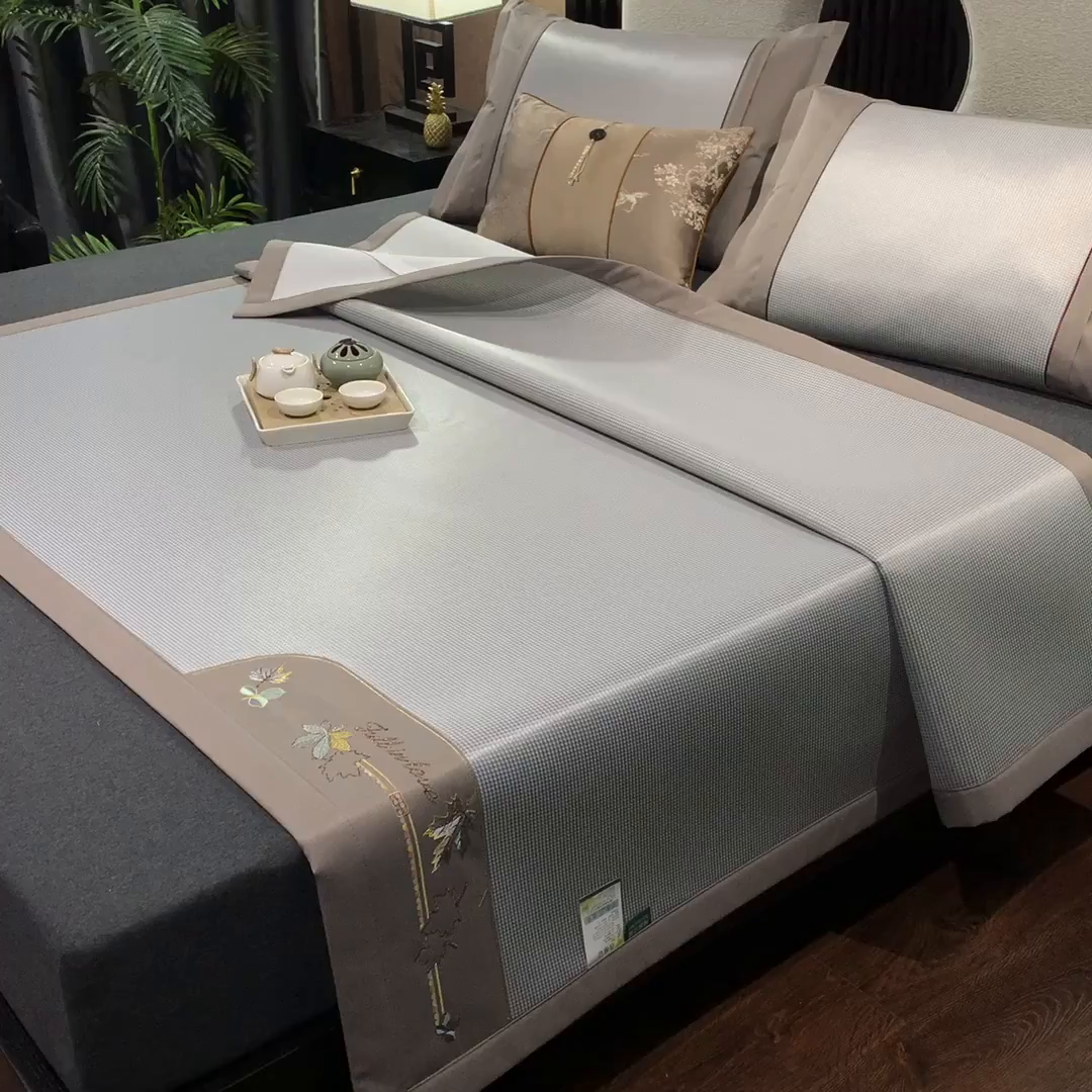 91家纺网 家纺一手货源 找家纺 小牛席业 2026新款小千鸟格枫叶款轻奢风抗菌席凉席藤席冰藤席冰丝席草席竹席乳胶席凉感豆豆席 小千鸟格-枫叶抗菌席（灰色）