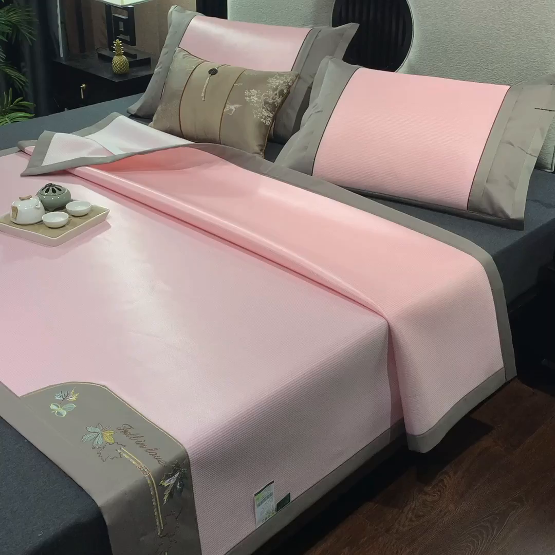 91家纺网 家纺一手货源 找家纺 小牛席业 2026新款小千鸟格枫叶款轻奢风抗菌席凉席藤席冰藤席冰丝席草席竹席乳胶席凉感豆豆席 小千鸟格-枫叶抗菌席（粉色）