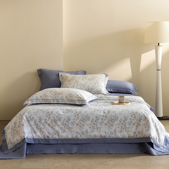 91家纺网 家纺一手货源 找家纺 立奥被业 2026新品冰丝棉夏被四件套竹节纱夏被四件套 蓝白花絮-蓝