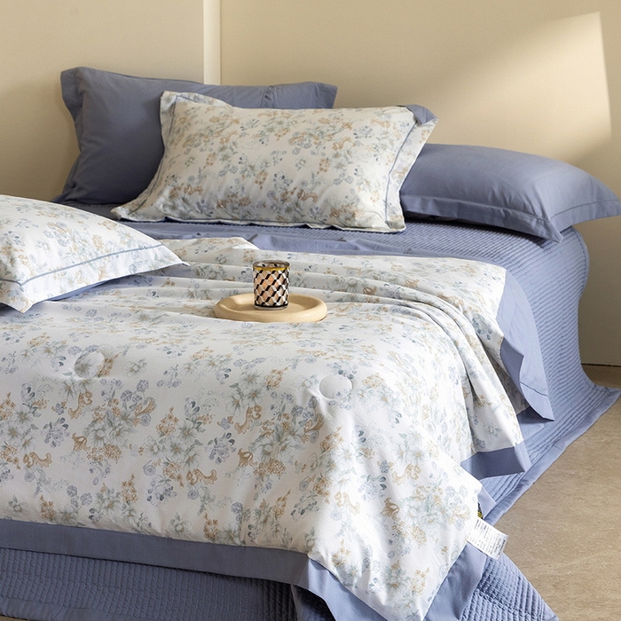 91家纺网 家纺一手货源 找家纺 立奥被业 2026新品冰丝棉夏被四件套竹节纱夏被四件套 蓝白花絮-蓝