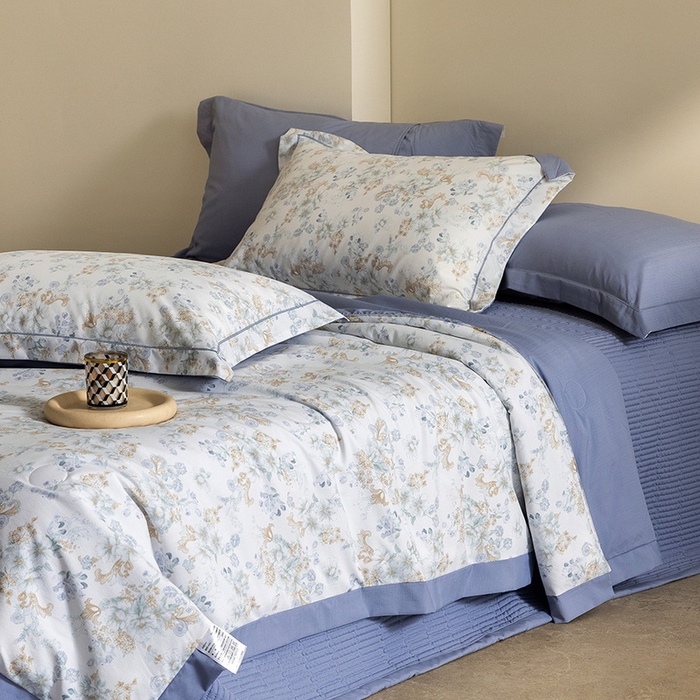 91家纺网 家纺一手货源 找家纺 立奥被业 2026新品冰丝棉夏被四件套竹节纱夏被四件套 蓝白花絮-蓝
