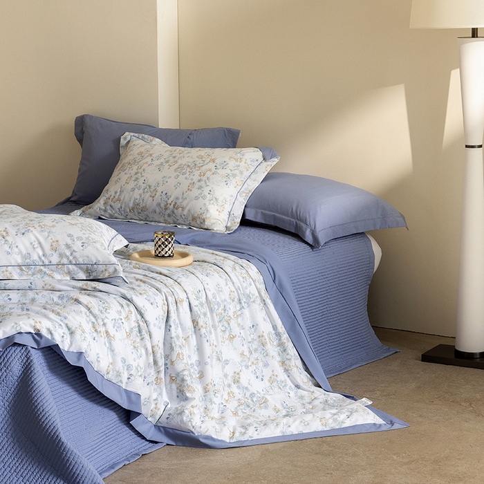 91家纺网 家纺一手货源 找家纺 立奥被业 2026新品冰丝棉夏被四件套竹节纱夏被四件套 蓝白花絮-蓝