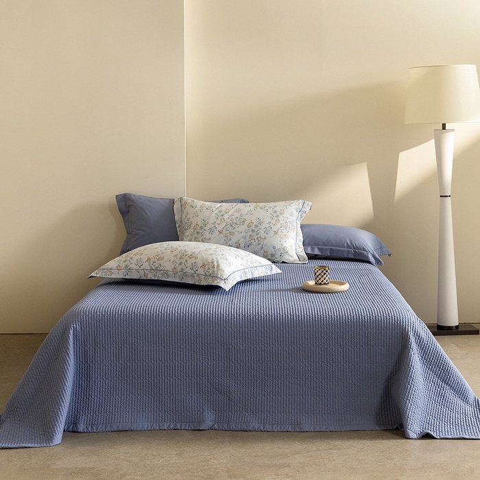 91家纺网 家纺一手货源 找家纺 立奥被业 2026新品冰丝棉夏被四件套竹节纱夏被四件套 蓝白花絮-蓝