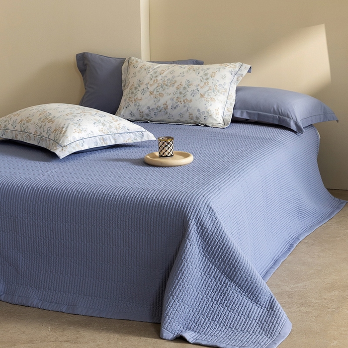 91家纺网 家纺一手货源 找家纺 立奥被业 2026新品冰丝棉夏被四件套竹节纱夏被四件套 蓝白花絮-蓝