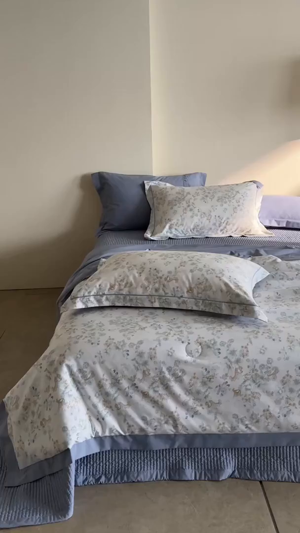 91家纺网 家纺一手货源 找家纺 立奥被业 2026新品冰丝棉夏被四件套竹节纱夏被四件套 蓝白花絮-蓝