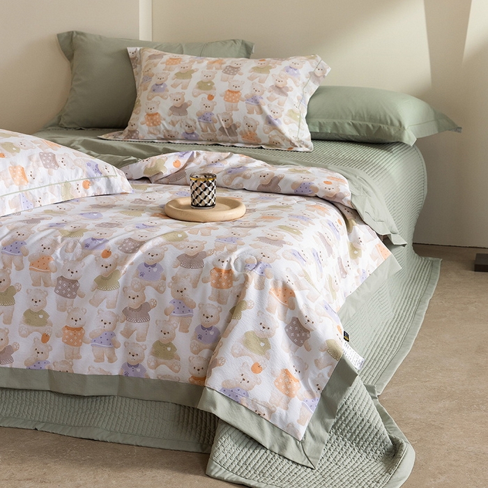 91家纺网 家纺一手货源 找家纺 立奥被业 2026新品冰丝棉夏被四件套竹节纱夏被四件套 蜜糖熊岛-绿