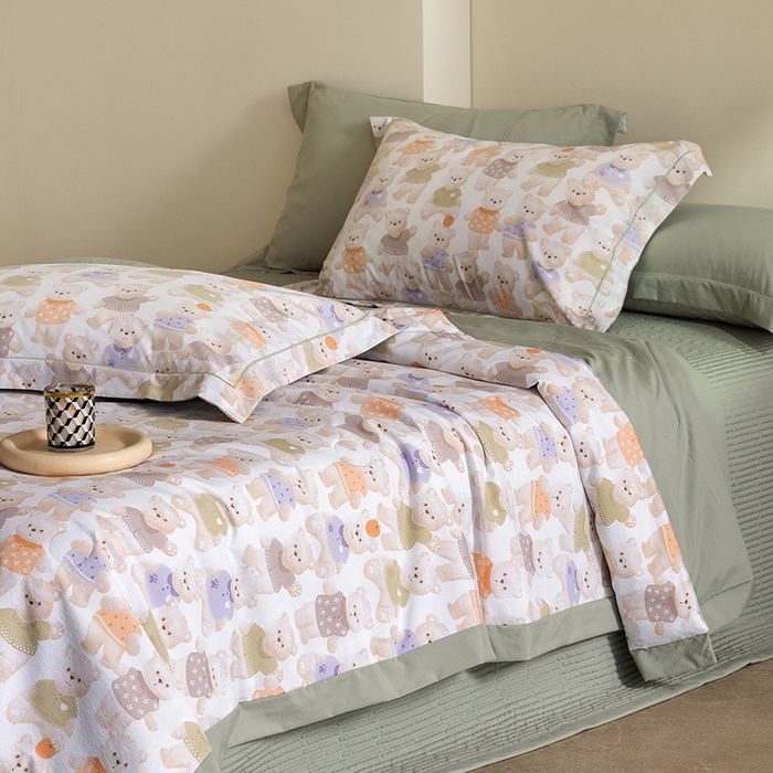 91家纺网 家纺一手货源 找家纺 立奥被业 2026新品冰丝棉夏被四件套竹节纱夏被四件套 蜜糖熊岛-绿