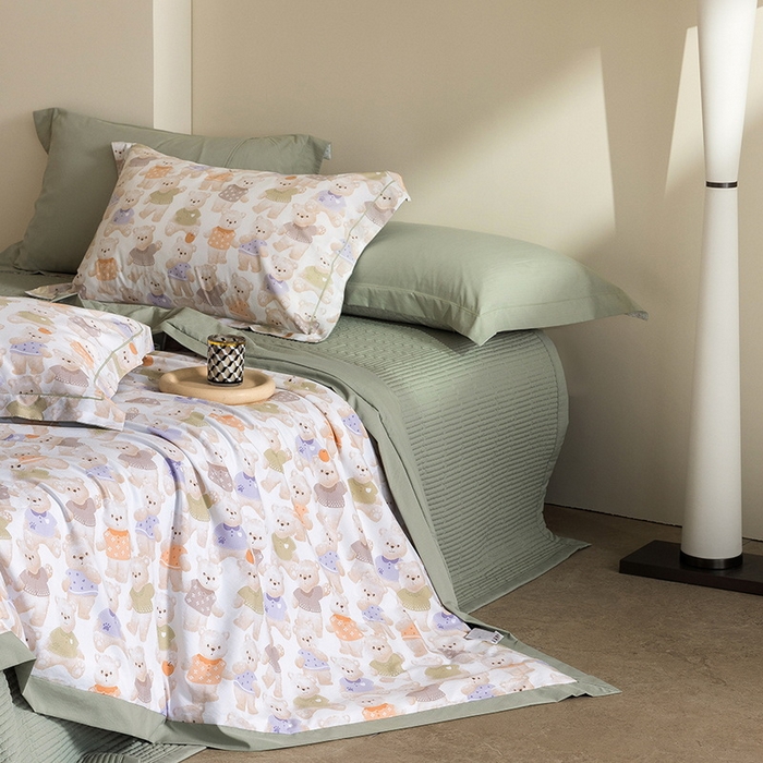 91家纺网 家纺一手货源 找家纺 立奥被业 2026新品冰丝棉夏被四件套竹节纱夏被四件套 蜜糖熊岛-绿