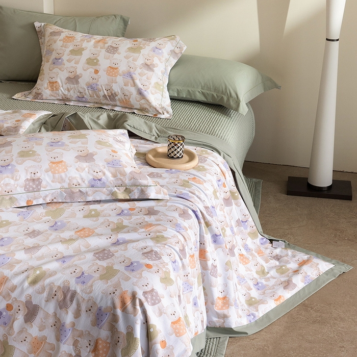 91家纺网 家纺一手货源 找家纺 立奥被业 2026新品冰丝棉夏被四件套竹节纱夏被四件套 蜜糖熊岛-绿