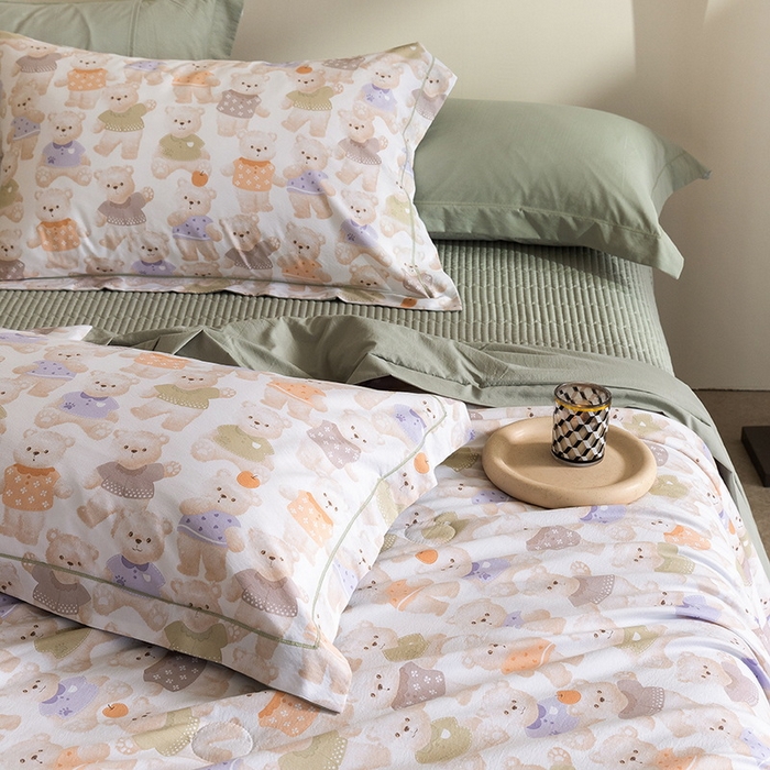 91家纺网 家纺一手货源 找家纺 立奥被业 2026新品冰丝棉夏被四件套竹节纱夏被四件套 蜜糖熊岛-绿