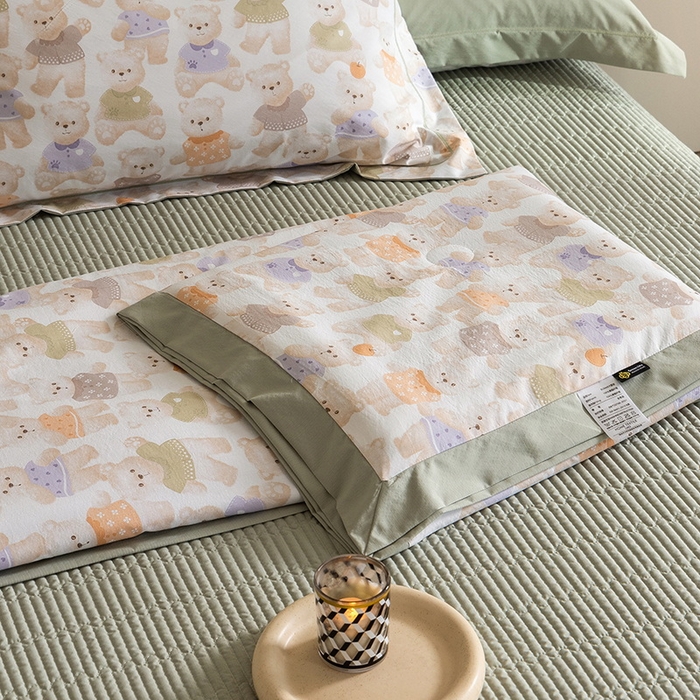 91家纺网 家纺一手货源 找家纺 立奥被业 2026新品冰丝棉夏被四件套竹节纱夏被四件套 蜜糖熊岛-绿