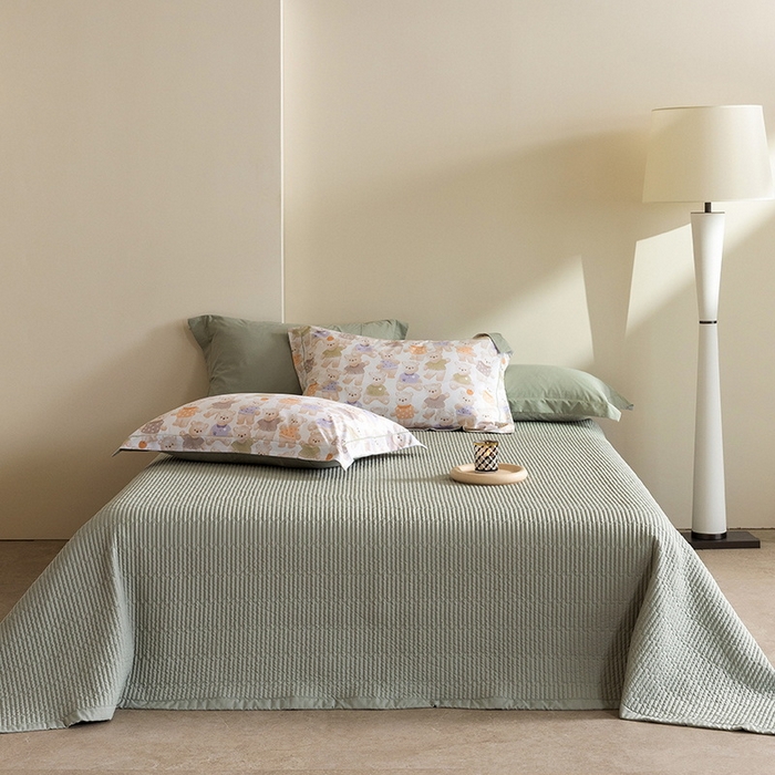 91家纺网 家纺一手货源 找家纺 立奥被业 2026新品冰丝棉夏被四件套竹节纱夏被四件套 蜜糖熊岛-绿