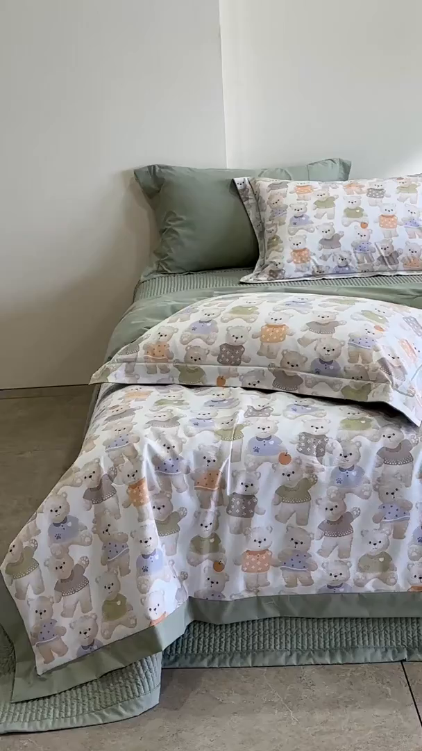 91家纺网 家纺一手货源 找家纺 立奥被业 2026新品冰丝棉夏被四件套竹节纱夏被四件套 蜜糖熊岛-绿