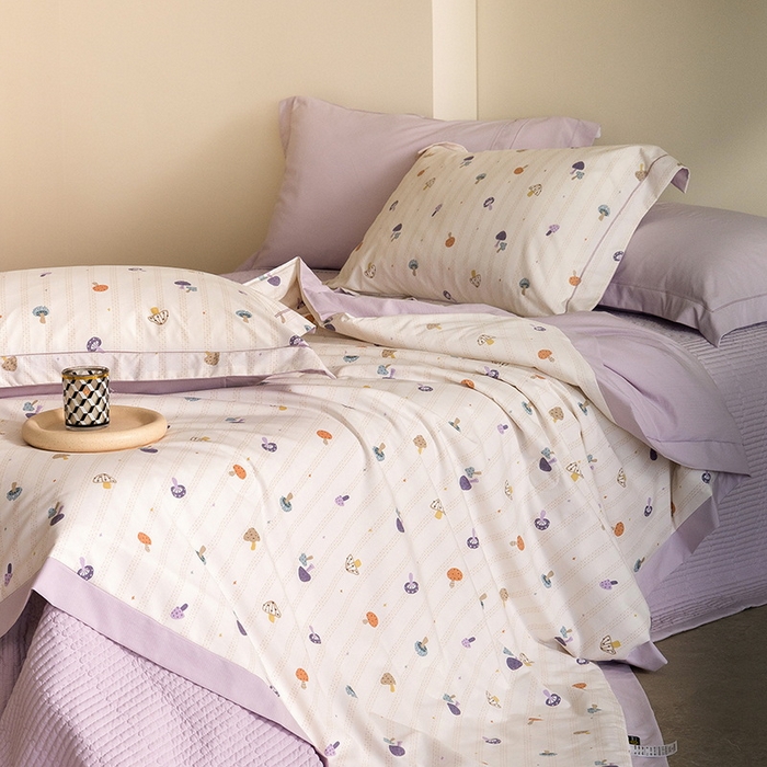 91家纺网 家纺一手货源 找家纺 立奥被业 2026新品冰丝棉夏被四件套竹节纱夏被四件套 蘑菇乐园-紫