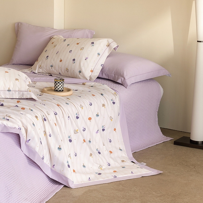 91家纺网 家纺一手货源 找家纺 立奥被业 2026新品冰丝棉夏被四件套竹节纱夏被四件套 蘑菇乐园-紫