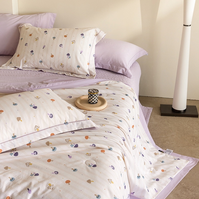 91家纺网 家纺一手货源 找家纺 立奥被业 2026新品冰丝棉夏被四件套竹节纱夏被四件套 蘑菇乐园-紫