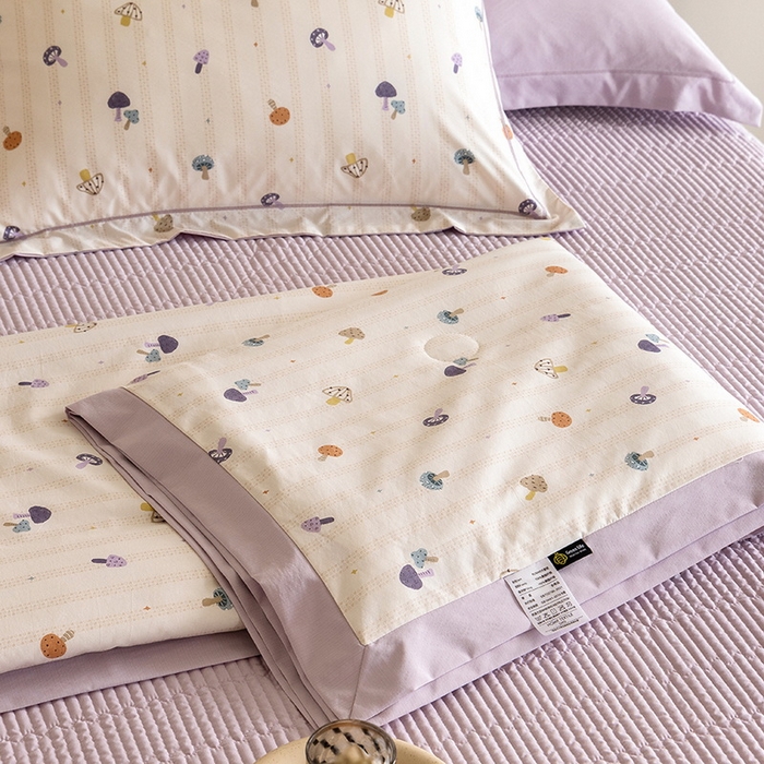 91家纺网 家纺一手货源 找家纺 立奥被业 2026新品冰丝棉夏被四件套竹节纱夏被四件套 蘑菇乐园-紫