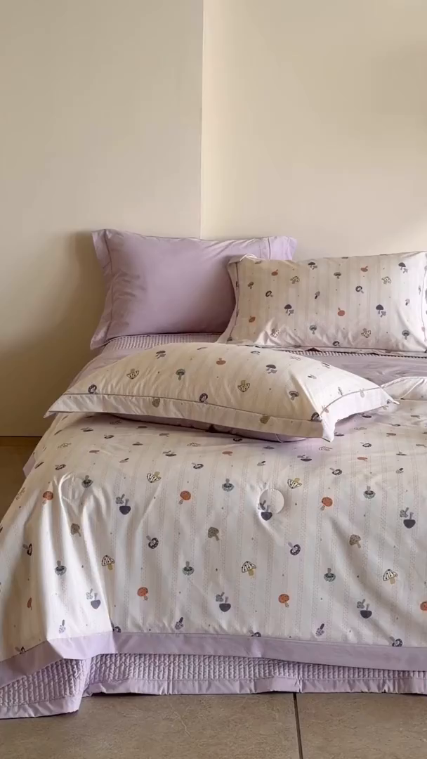 91家纺网 家纺一手货源 找家纺 立奥被业 2026新品冰丝棉夏被四件套竹节纱夏被四件套 蘑菇乐园-紫