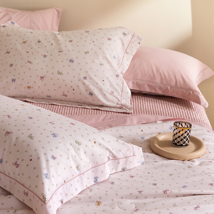 91家纺网 家纺一手货源 找家纺 立奥被业 2026新品冰丝棉夏被四件套竹节纱夏被四件套 芊芊公主-粉