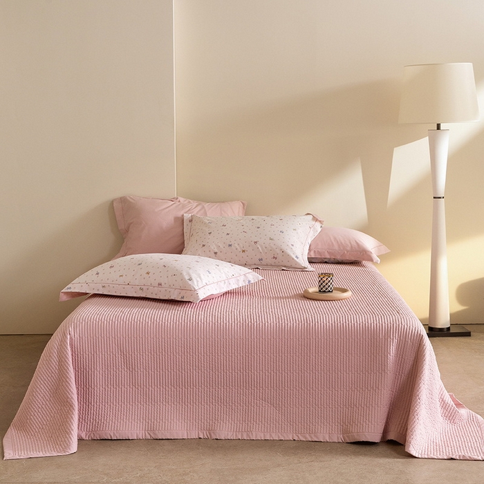 91家纺网 家纺一手货源 找家纺 立奥被业 2026新品冰丝棉夏被四件套竹节纱夏被四件套 芊芊公主-粉