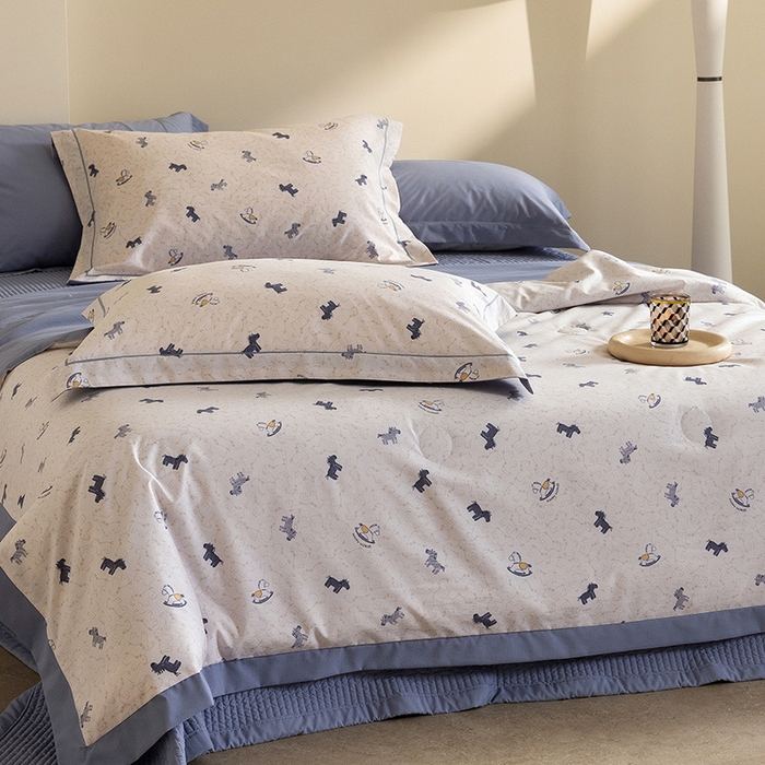 91家纺网 家纺一手货源 找家纺 立奥被业 2026新品冰丝棉夏被四件套竹节纱夏被四件套 童梦木马-蓝