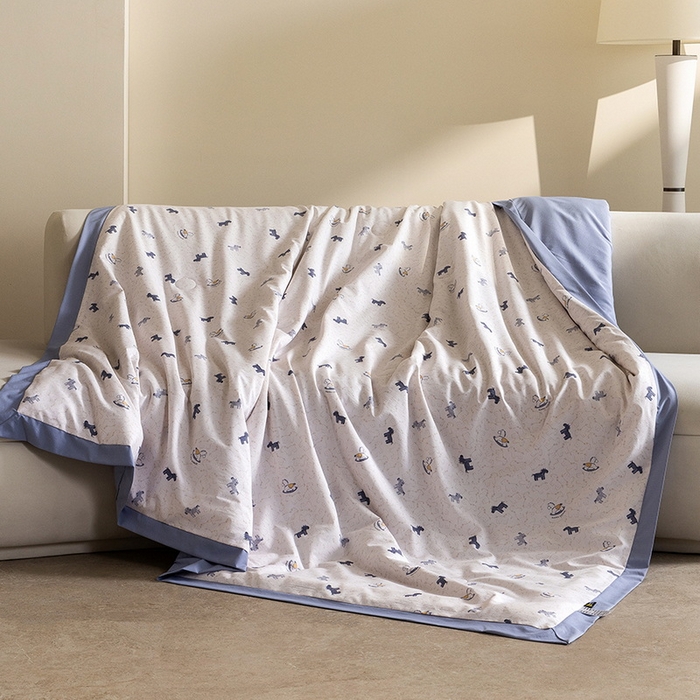 91家纺网 家纺一手货源 找家纺 立奥被业 2026新品冰丝棉夏被四件套竹节纱夏被四件套 童梦木马-蓝