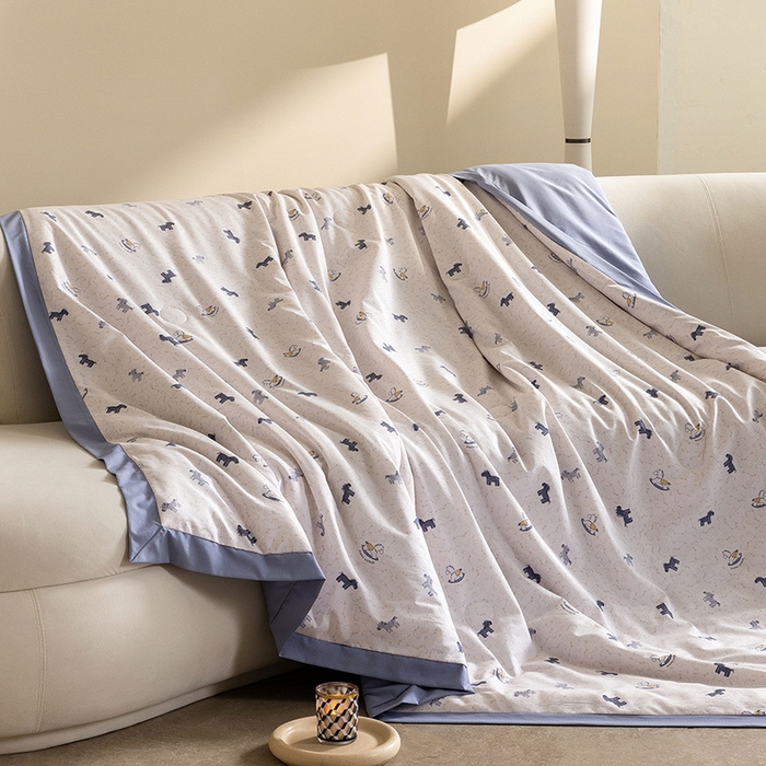 91家纺网 家纺一手货源 找家纺 立奥被业 2026新品冰丝棉夏被四件套竹节纱夏被四件套 童梦木马-蓝