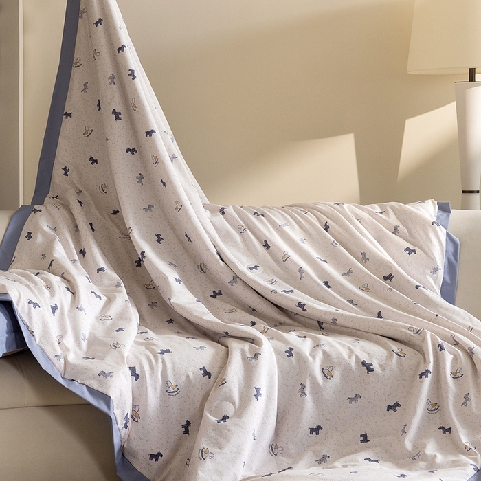 91家纺网 家纺一手货源 找家纺 立奥被业 2026新品冰丝棉夏被四件套竹节纱夏被四件套 童梦木马-蓝