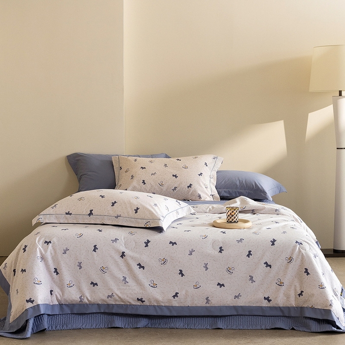 91家纺网 家纺一手货源 找家纺 立奥被业 2026新品冰丝棉夏被四件套竹节纱夏被四件套 童梦木马-蓝