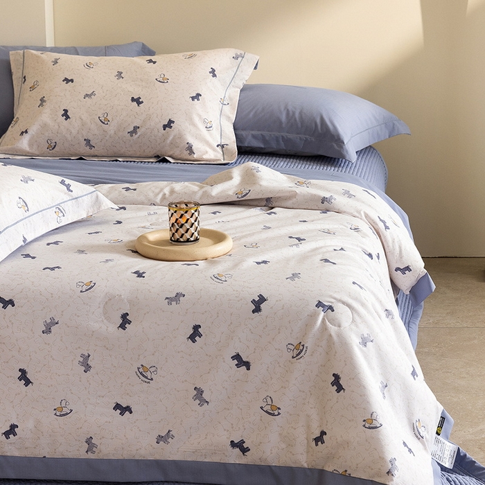 91家纺网 家纺一手货源 找家纺 立奥被业 2026新品冰丝棉夏被四件套竹节纱夏被四件套 童梦木马-蓝