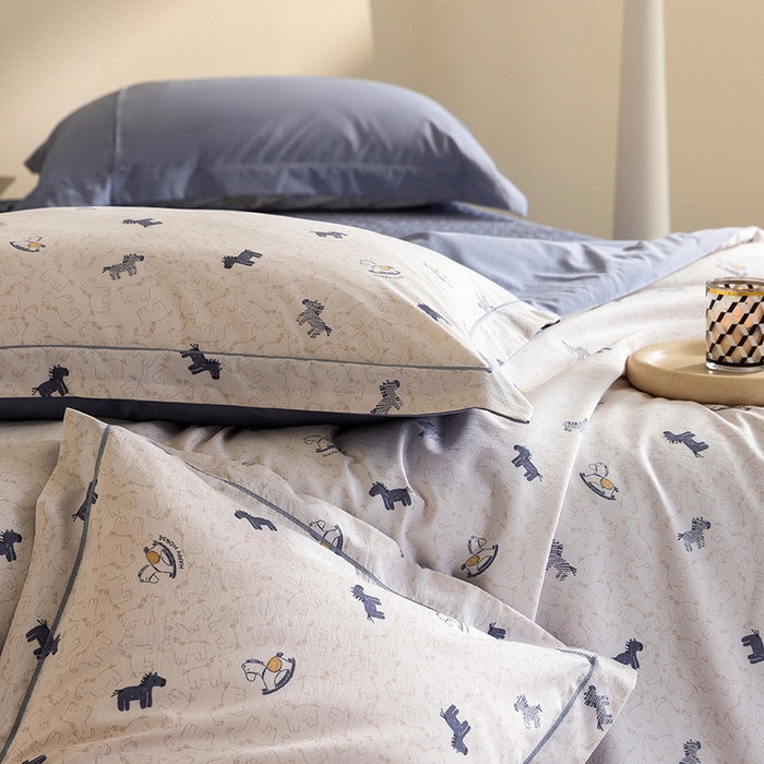 91家纺网 家纺一手货源 找家纺 立奥被业 2026新品冰丝棉夏被四件套竹节纱夏被四件套 童梦木马-蓝