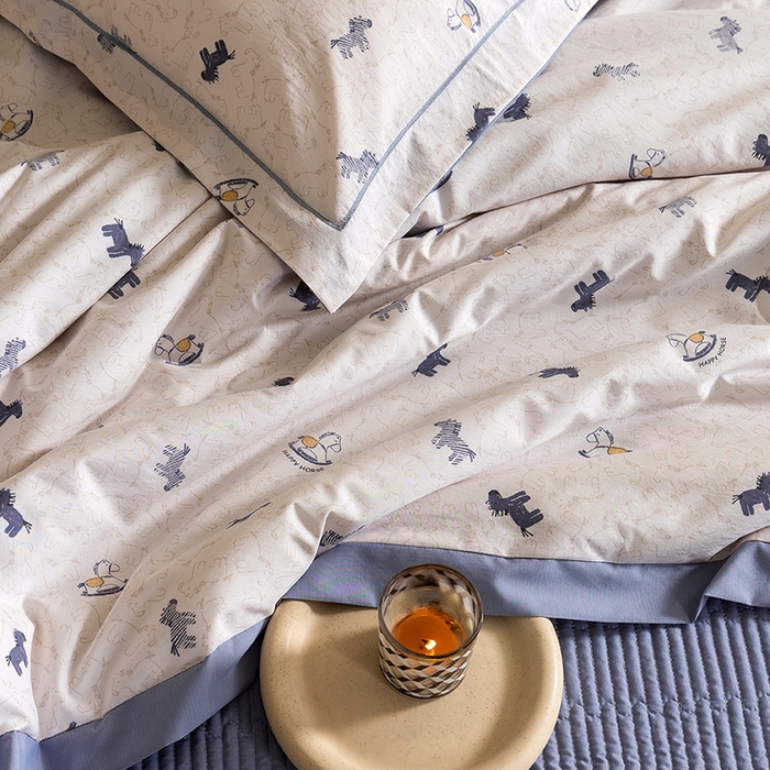 91家纺网 家纺一手货源 找家纺 立奥被业 2026新品冰丝棉夏被四件套竹节纱夏被四件套 童梦木马-蓝