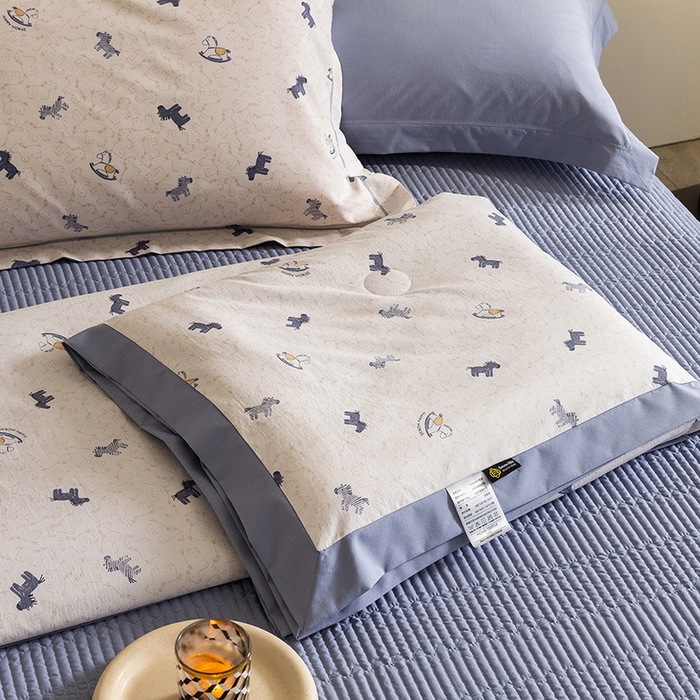 91家纺网 家纺一手货源 找家纺 立奥被业 2026新品冰丝棉夏被四件套竹节纱夏被四件套 童梦木马-蓝