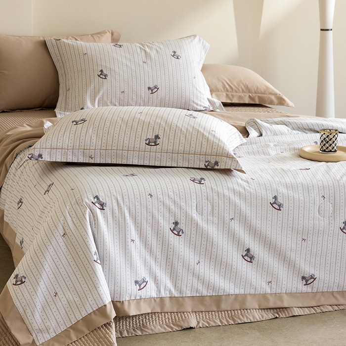 91家纺网 家纺一手货源 找家纺 立奥被业 2026新品冰丝棉夏被四件套竹节纱夏被四件套 童摇木马-咖