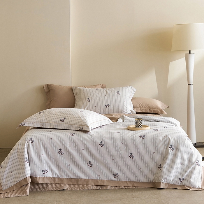 91家纺网 家纺一手货源 找家纺 立奥被业 2026新品冰丝棉夏被四件套竹节纱夏被四件套 童摇木马-咖