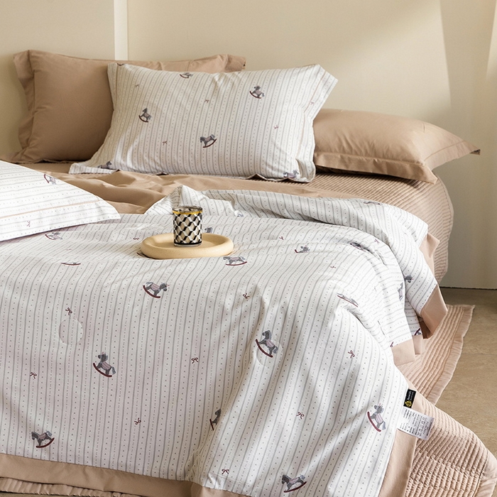 91家纺网 家纺一手货源 找家纺 立奥被业 2026新品冰丝棉夏被四件套竹节纱夏被四件套 童摇木马-咖